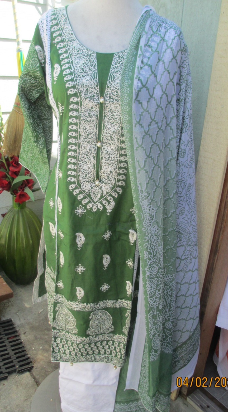 pakistani beautfull emboridery lawn cotton pant kameez size M bust 40