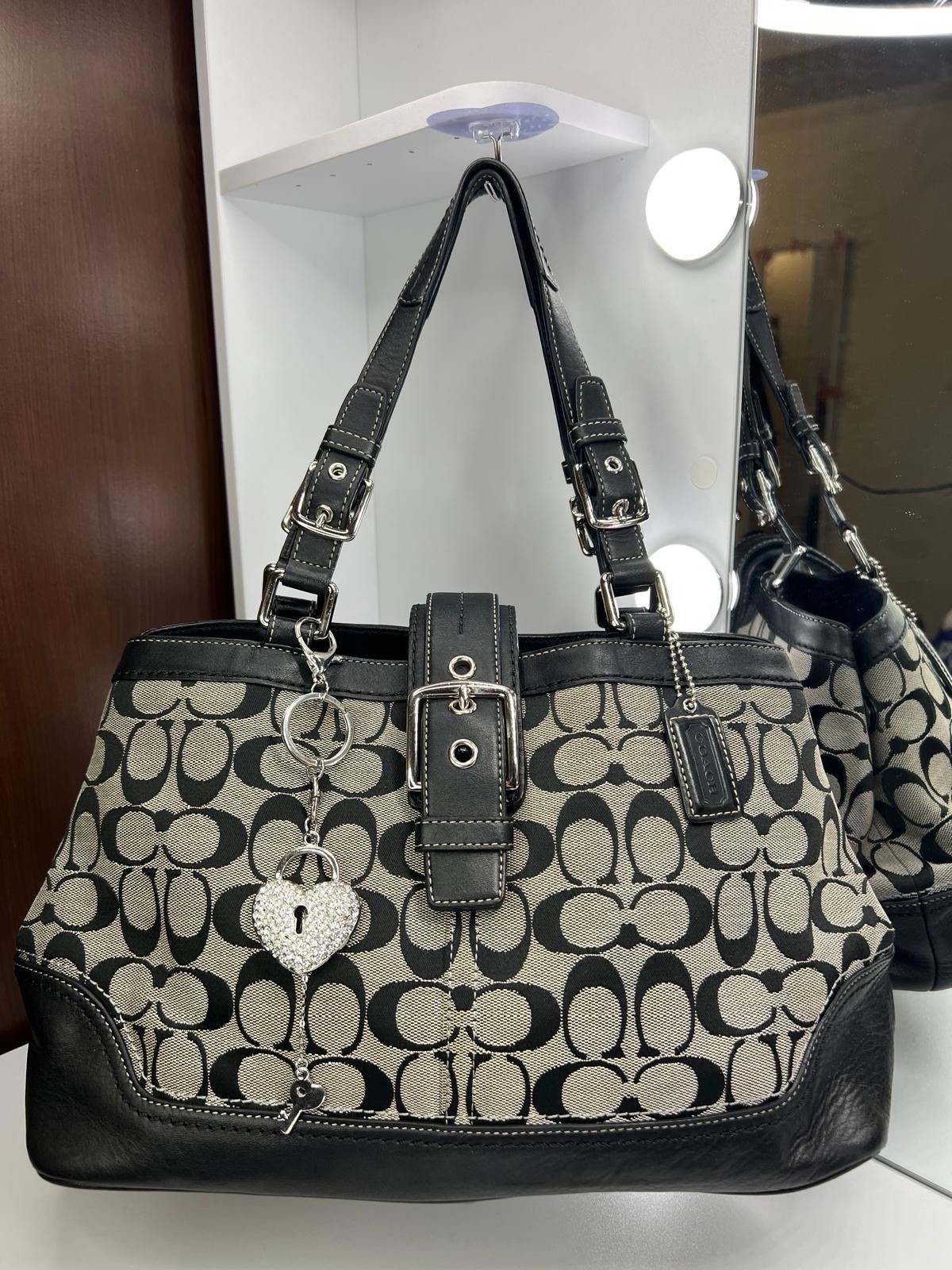 🖤 ​​​​Bolso Tote Coach Signature con Hebilla – Estilo Vintage Y2K 🖤