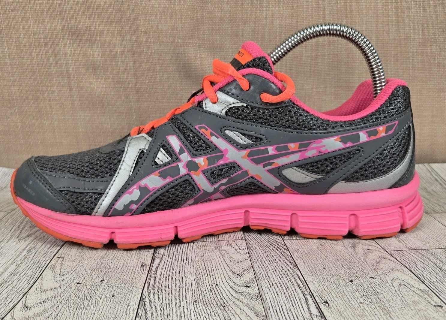 Asics Womens Gel Extreme 33 Gray Pink Camo Running Shoes Sneakers Size 6.5 EUC