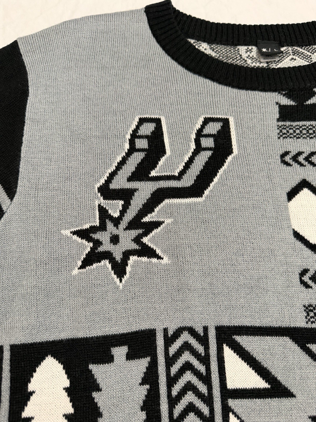 – SAN ANTONIO SPURS – Ugly Christmas Sweater Men’s Large Patchwork Holiday Knit
