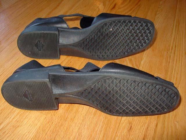 (2) pair Women’s CROSSROADS (1) WHITE & (1) BLACK – Fisherman Casual SZ- 9 1/2 M
