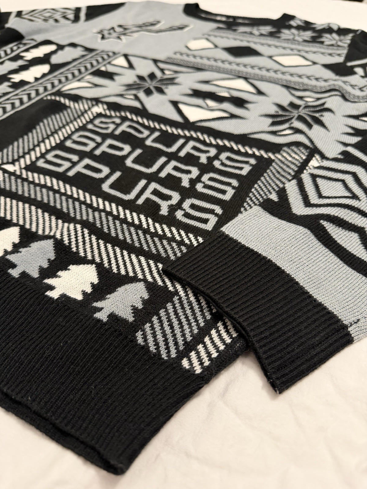 – SAN ANTONIO SPURS – Ugly Christmas Sweater Men’s Large Patchwork Holiday Knit