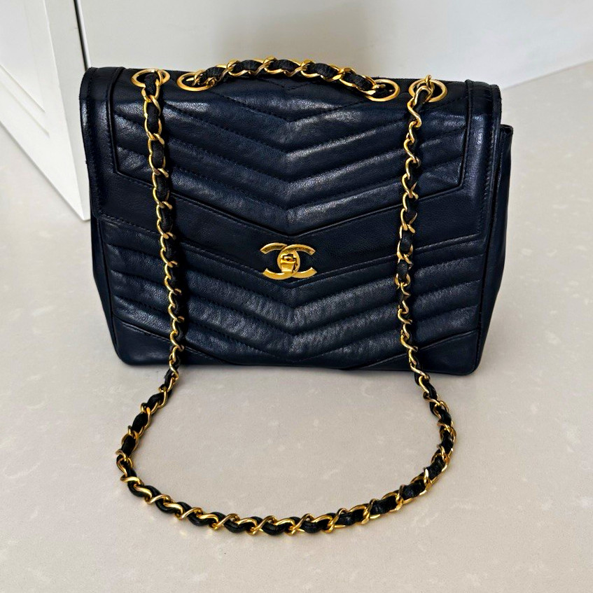 CHANEL Black Chevron Quilted Flap Shoulder Bag Chain Strap CC Turn Lock Gold