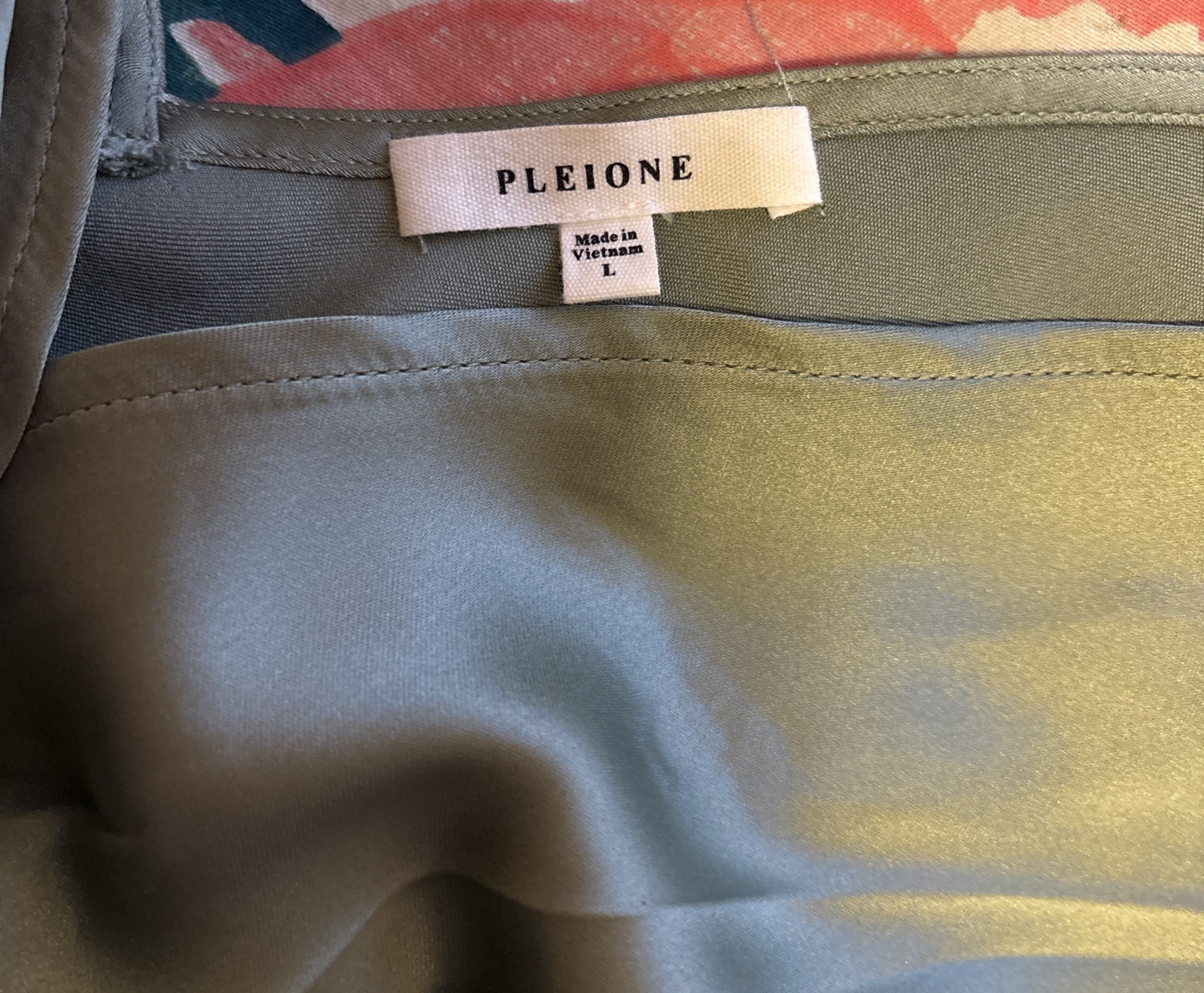 Pleione Satin Green Sz Large Blouse Front Twist short Sleeve Vneck Women’s