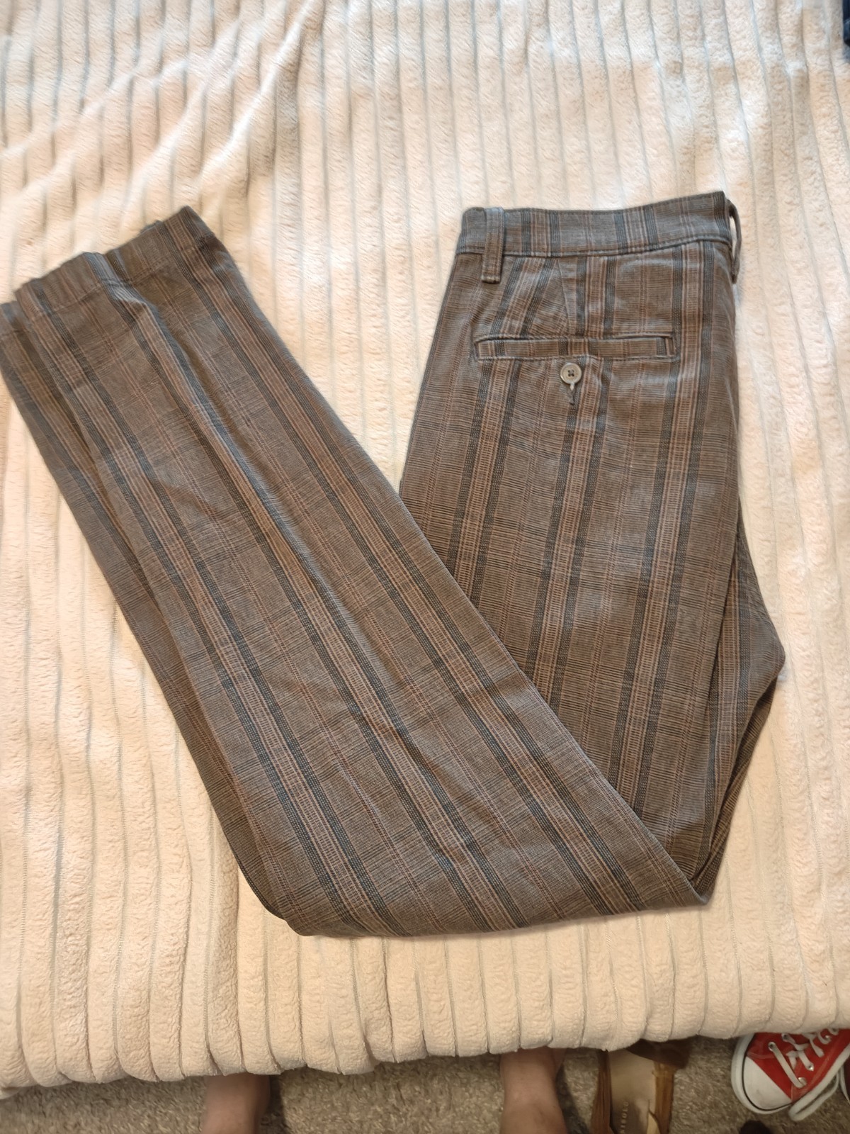 Mens Brown Plaid Patterned Levi’s Tapered Chinos EUC. Discontinued!! 32×34