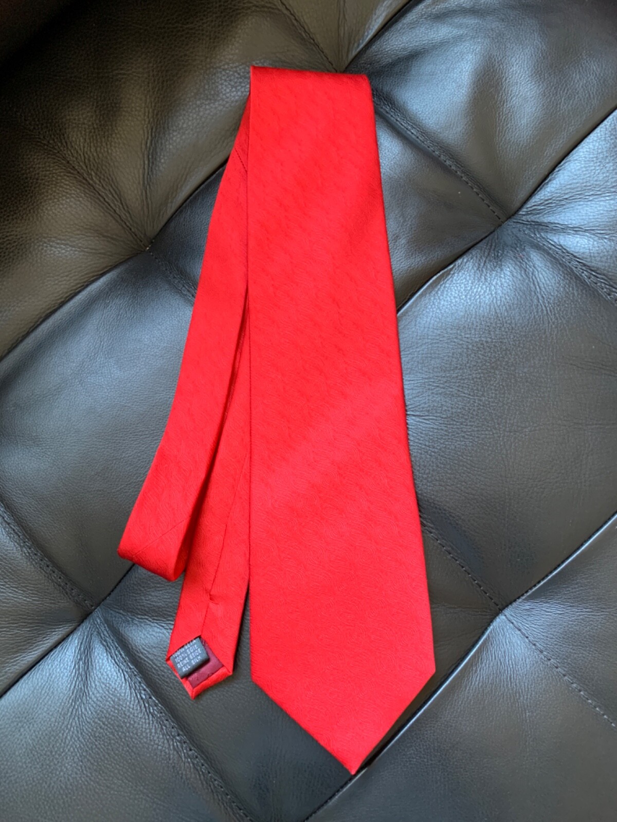 Men’s UOMO VENETTO 100% Silk Tie Necktie Red Festive Holidays 3.75″x57.5″