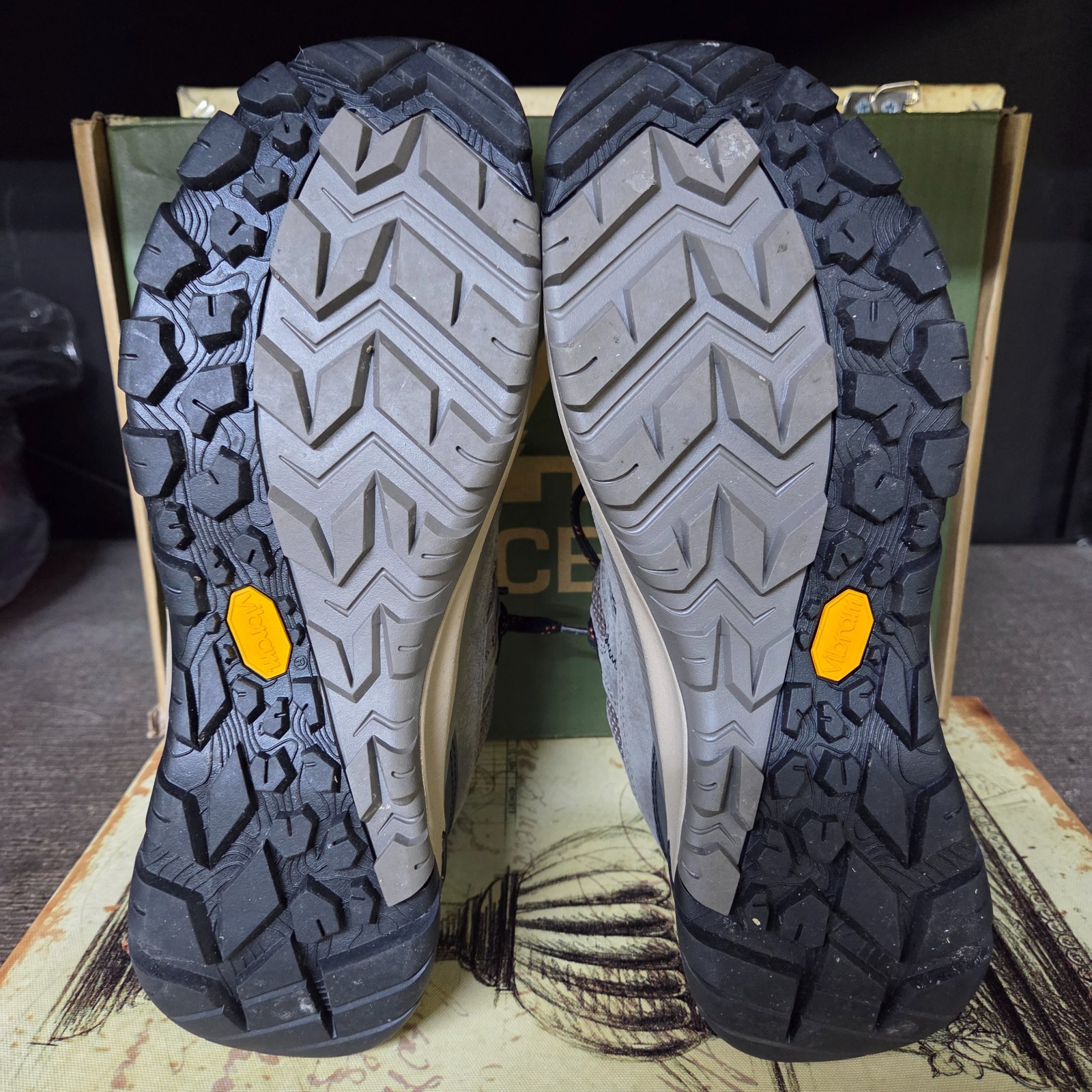 Size 9.5 Ascend Mojave Low Hiking Men’s Shoes Waterproof Vibram Charcoal-Olive