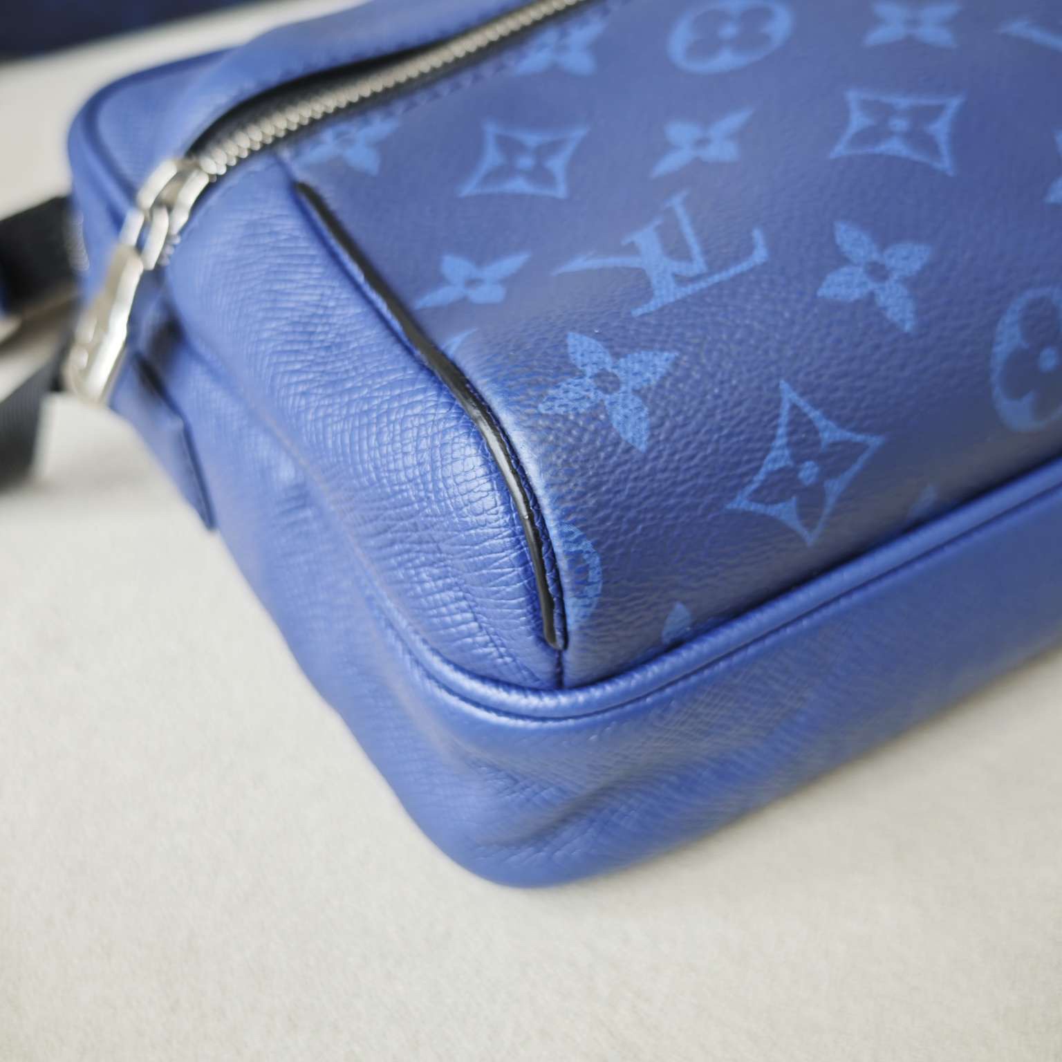 Louis Vuitton outdoor presbyrose leather messenger bag blue (25*18*9)cm