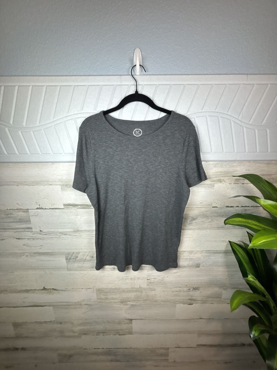 Maurices 24/7 Gray Heathered Short Sleeve Ribbed Scoop Neck Tee