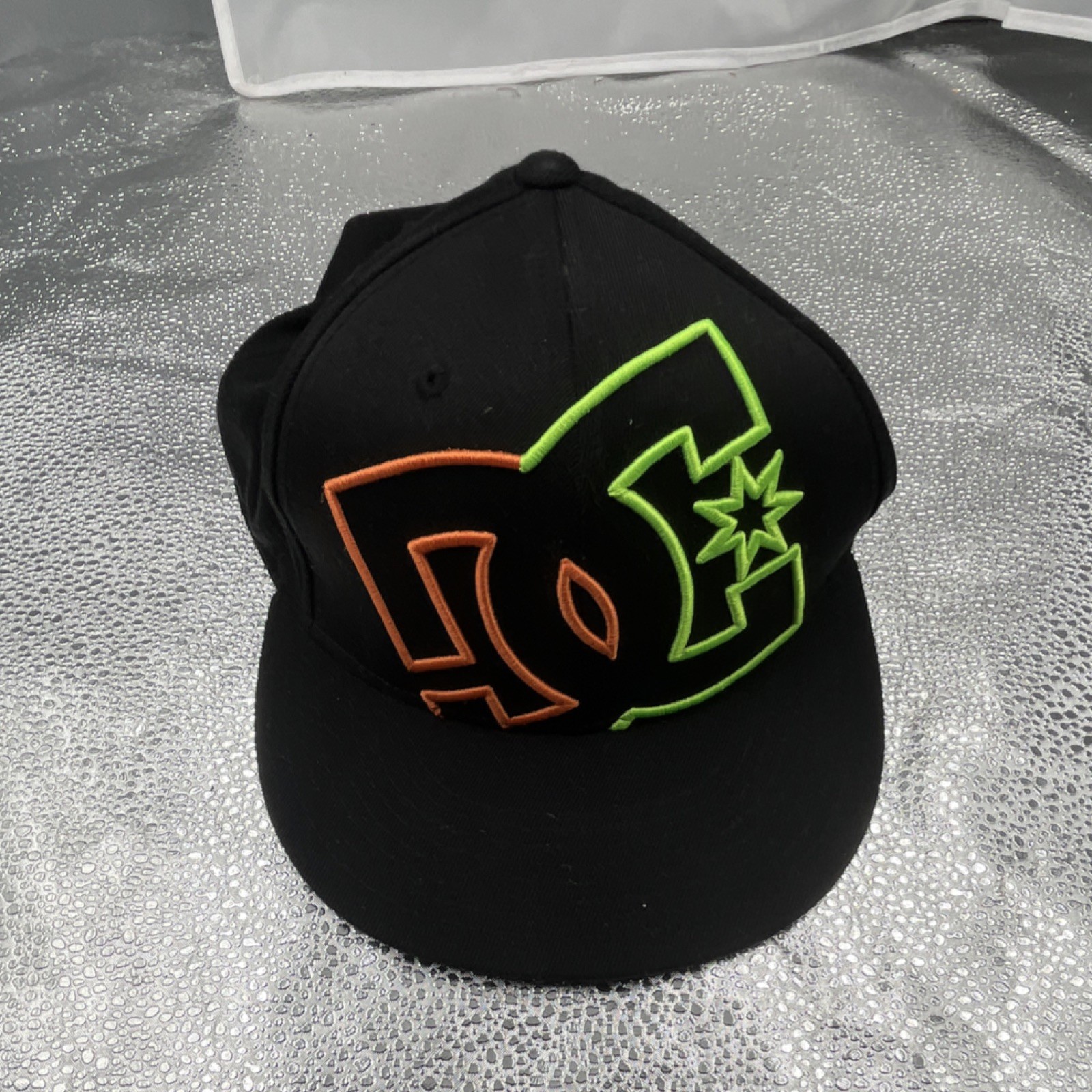 DC Shoes Men’s Black Fitted Logo Baseball Cap Hat Size 7 1/4-7 5/8