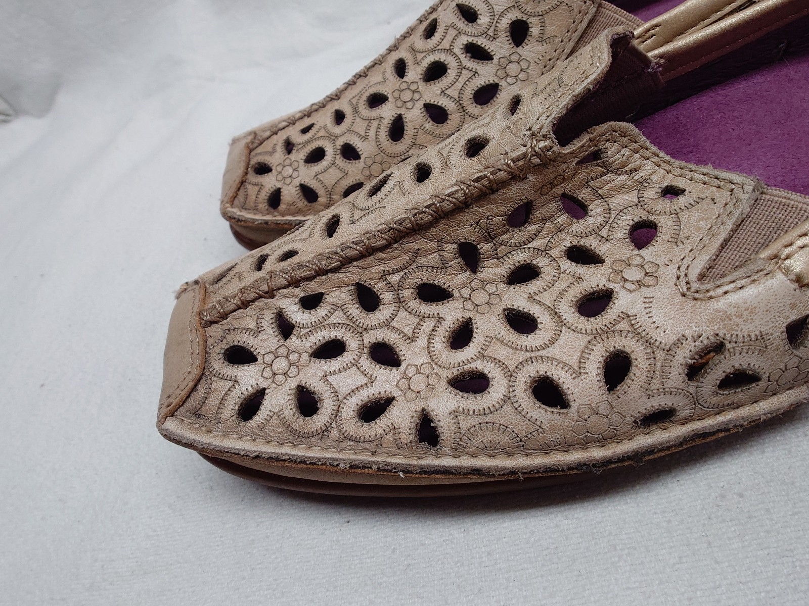Taos Expose Driving Loafers Size 7 Slip-On Saddle Brown Leather Laser Cut Flats