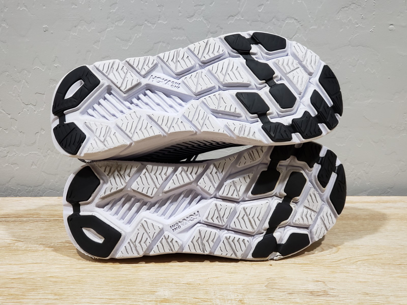 HOKA ONE ONE Women’s Rincon 2 Running Shoes (9.5) Black/White