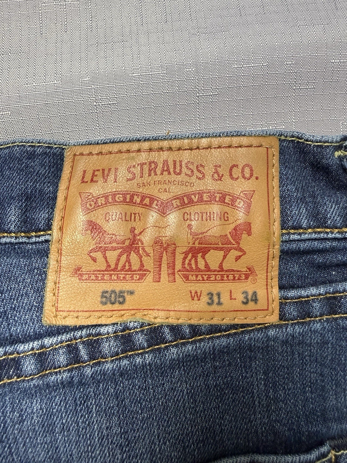 Levi’s 505 Men’s Jeans W31 L34 Medium Wash Regular Fit Straight Leg Blue Denim