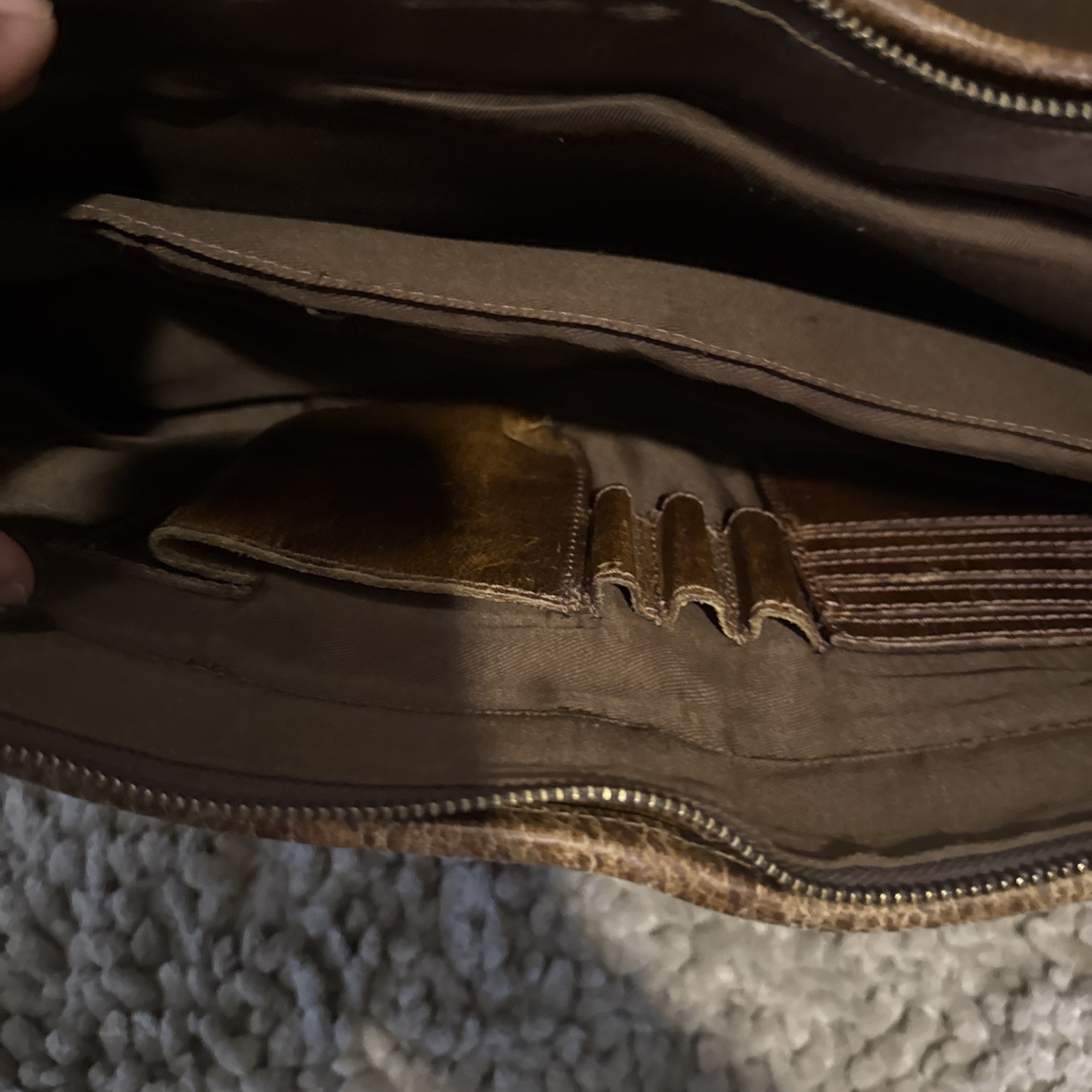 KODIAK Leather Co Kasilof 18 Inch Messenger Bag.