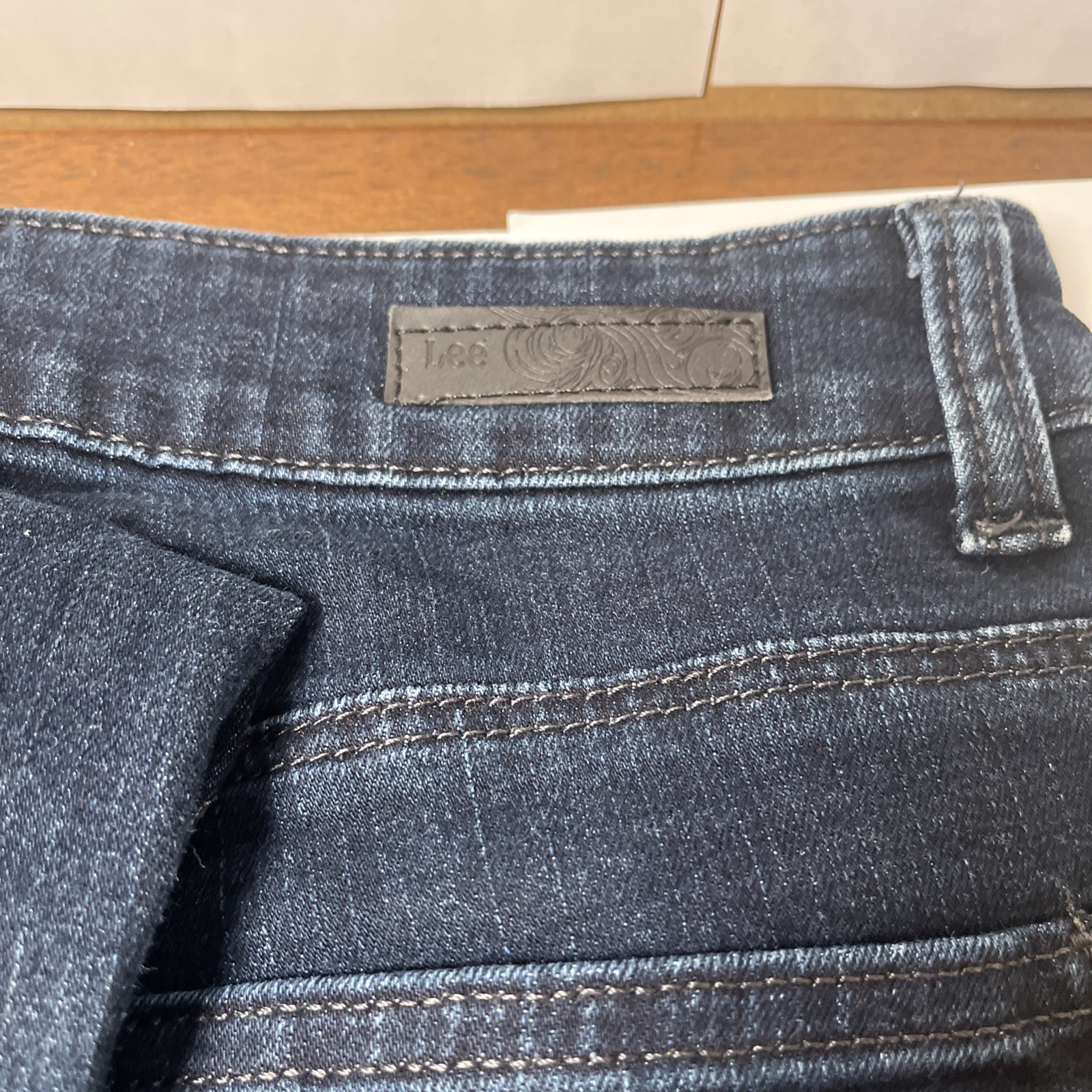 Lee Classic Fit Size 6 Medium Dark Wash No Rips Or Frays Great Condition