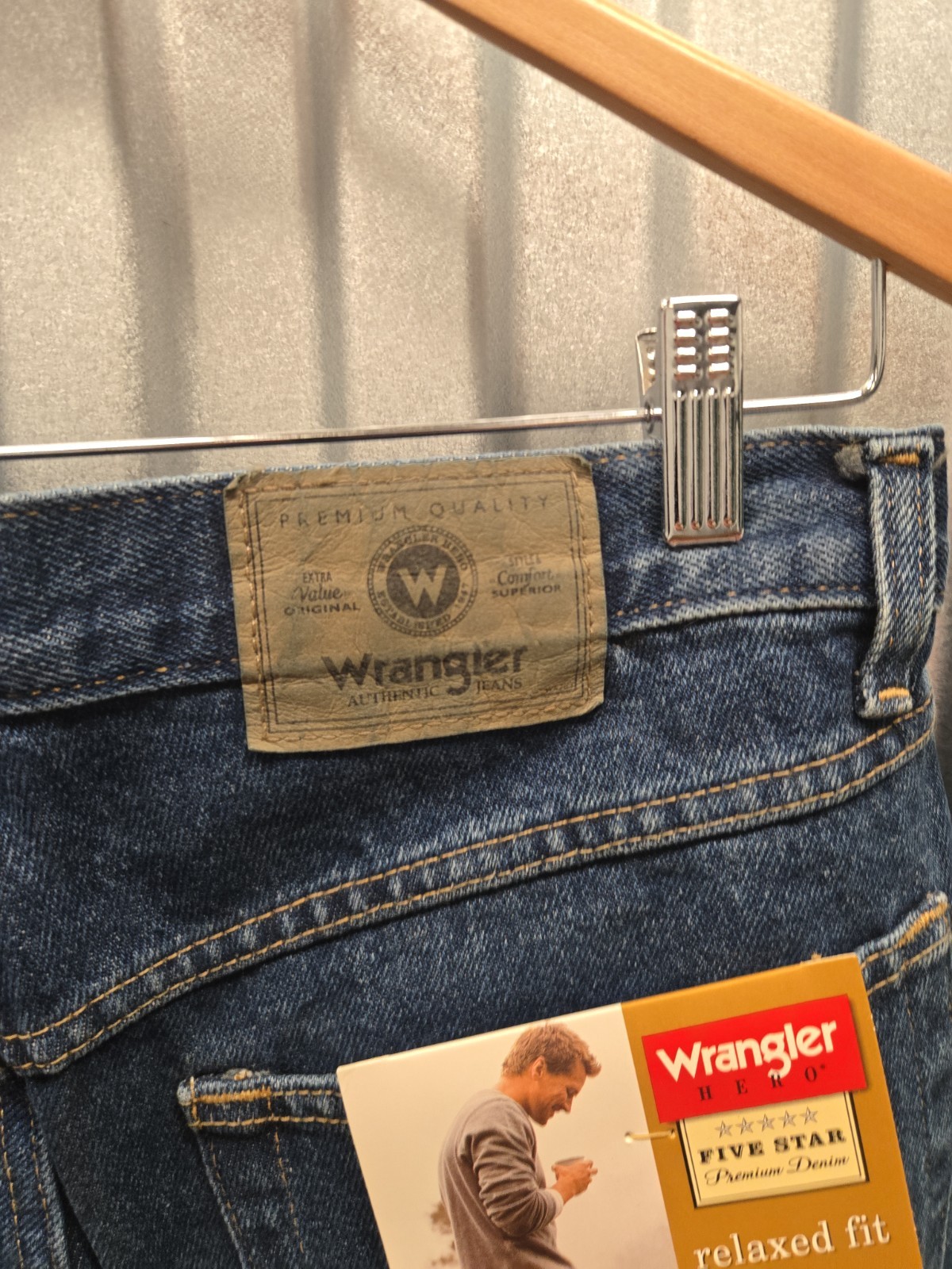 NWT WRANGLER 9760WDR Relaxed Fit Premium DENIM JEANS, 33 x 32 Dark Wash