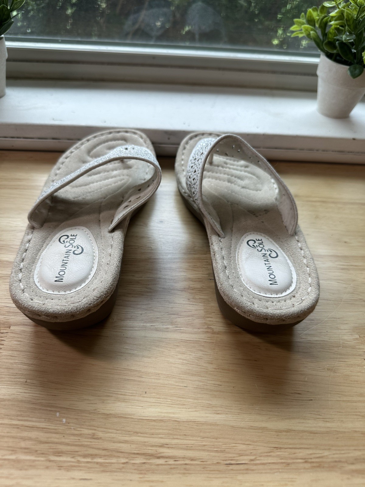 Mountain Sole Women’s Sandal White decorative cut white rhineston Size 7