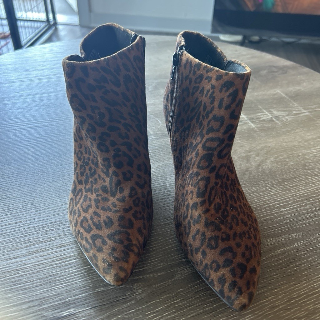 Clarks Women’s Leopard Animal Print Suede Ankle Bootie Pointed Toe Zip 8