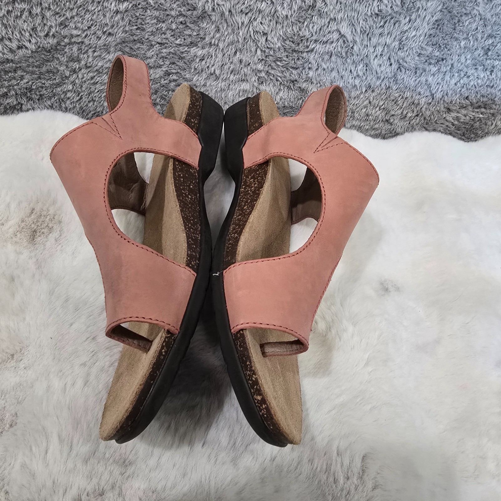 Dansko Reece Rose Nubuck Leather Thong style Sandals Women’s Size 42 or US 11.5
