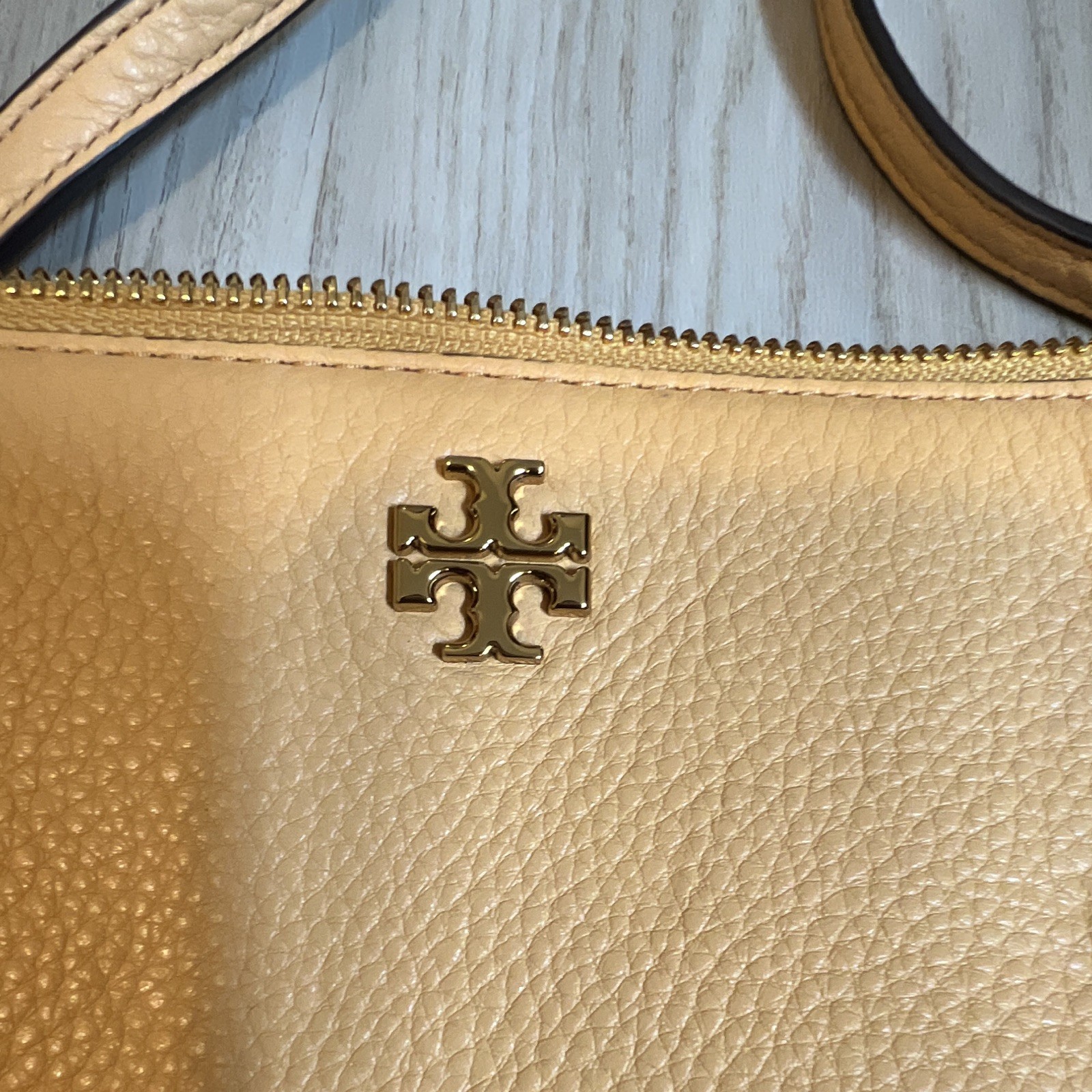 Tory Burch Beige Pebbled Crossbody Bag, Zip Top, Logo, Gold Hardware, Small