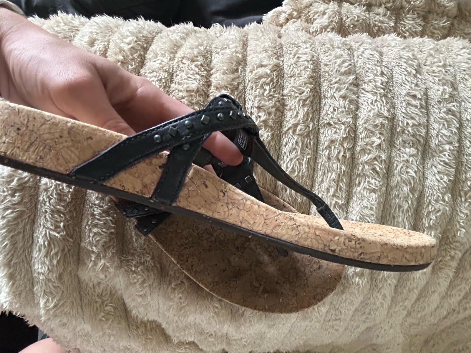 UGG Australia Women’s Deitra Black Leather Studded Thong Sandals Size 7