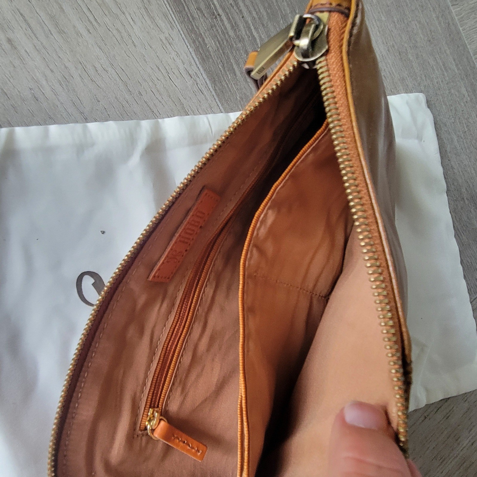 New HOBO Sable Clutch Women Truffle Brown Leather Circular Wristlet Quiet Luxury