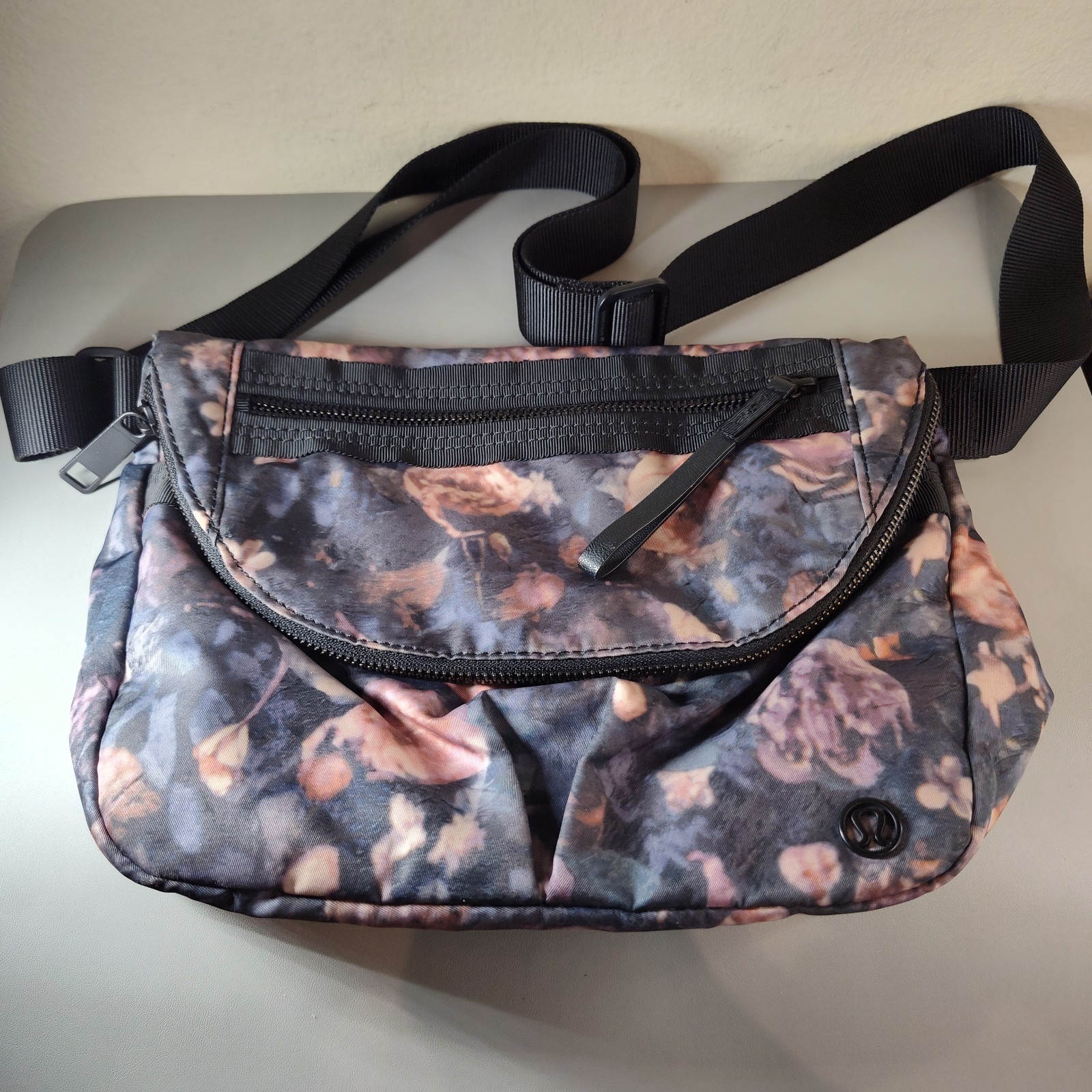Lululemon Athletica Party Om Festival Bag II Crossbody Frosted Rose Gray Pink
