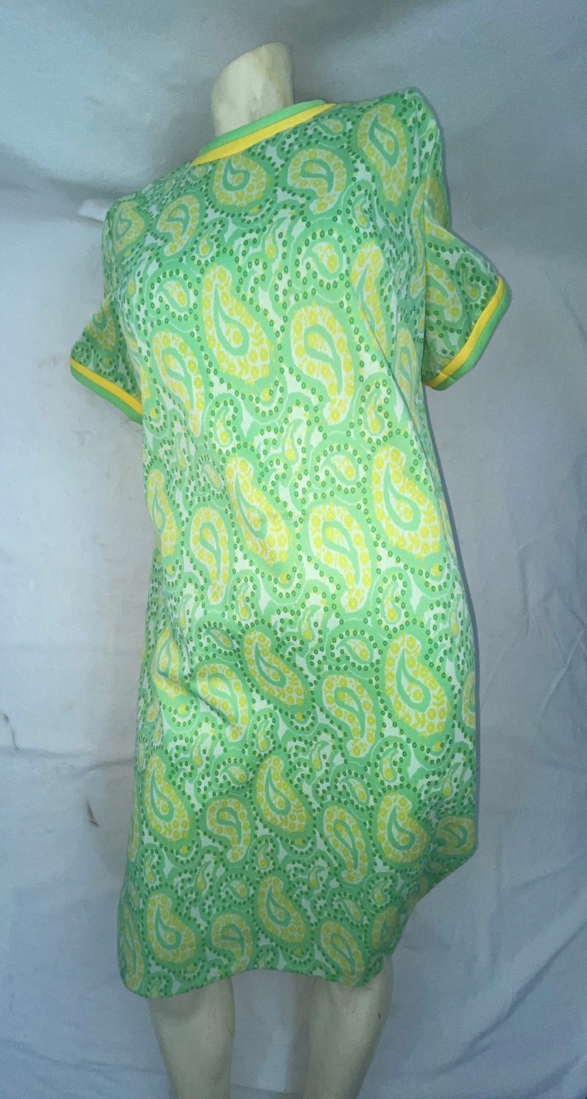 VTG 60S 70S WOMENS POLYESTER PAISLEY GREEN WHITE YELLOW SCOOTER DISCO GOGO DRESS