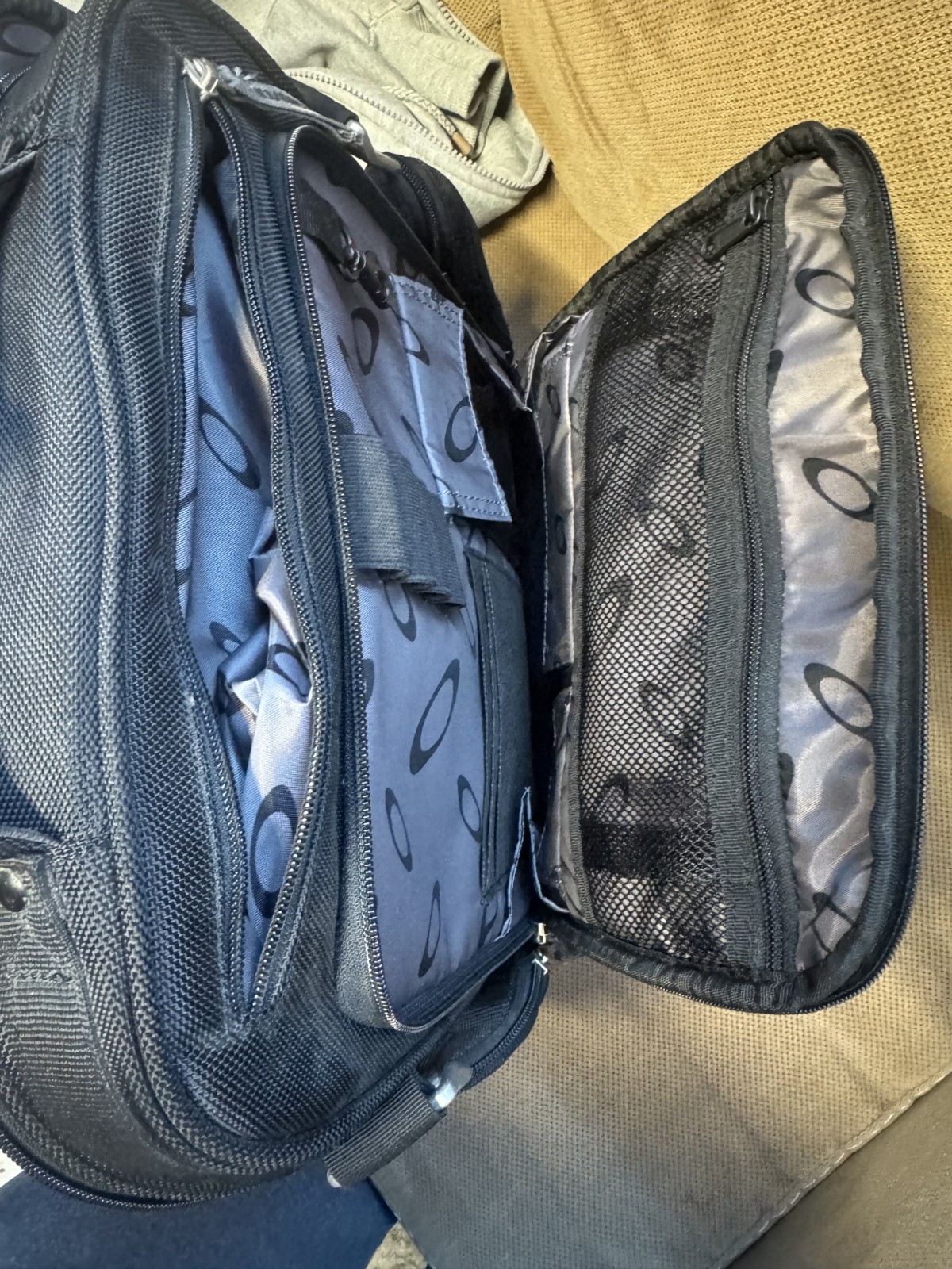 Oakley Bathroom Sink Backpack Stealth Black Heavy Duty Missing Straps