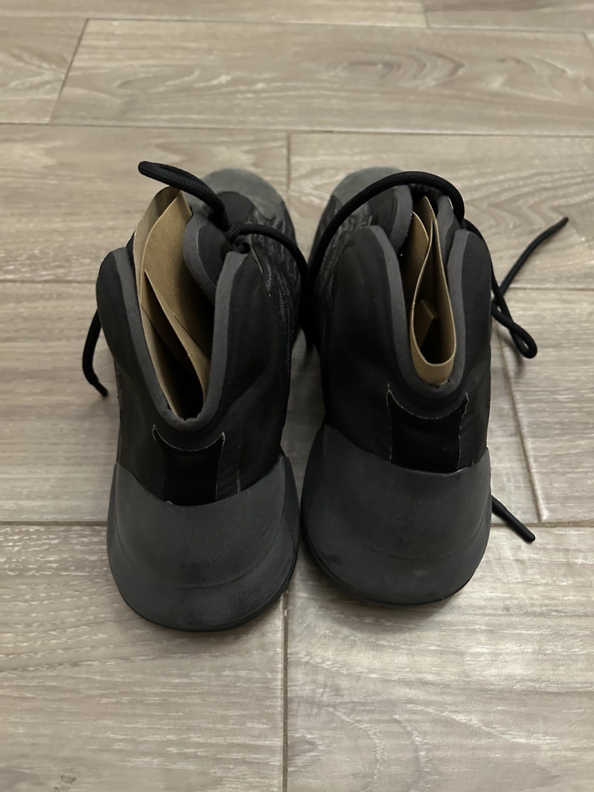 Adidas Yeezy Quantum Onyx Size 9 Men’s In Good Condition with Original Box