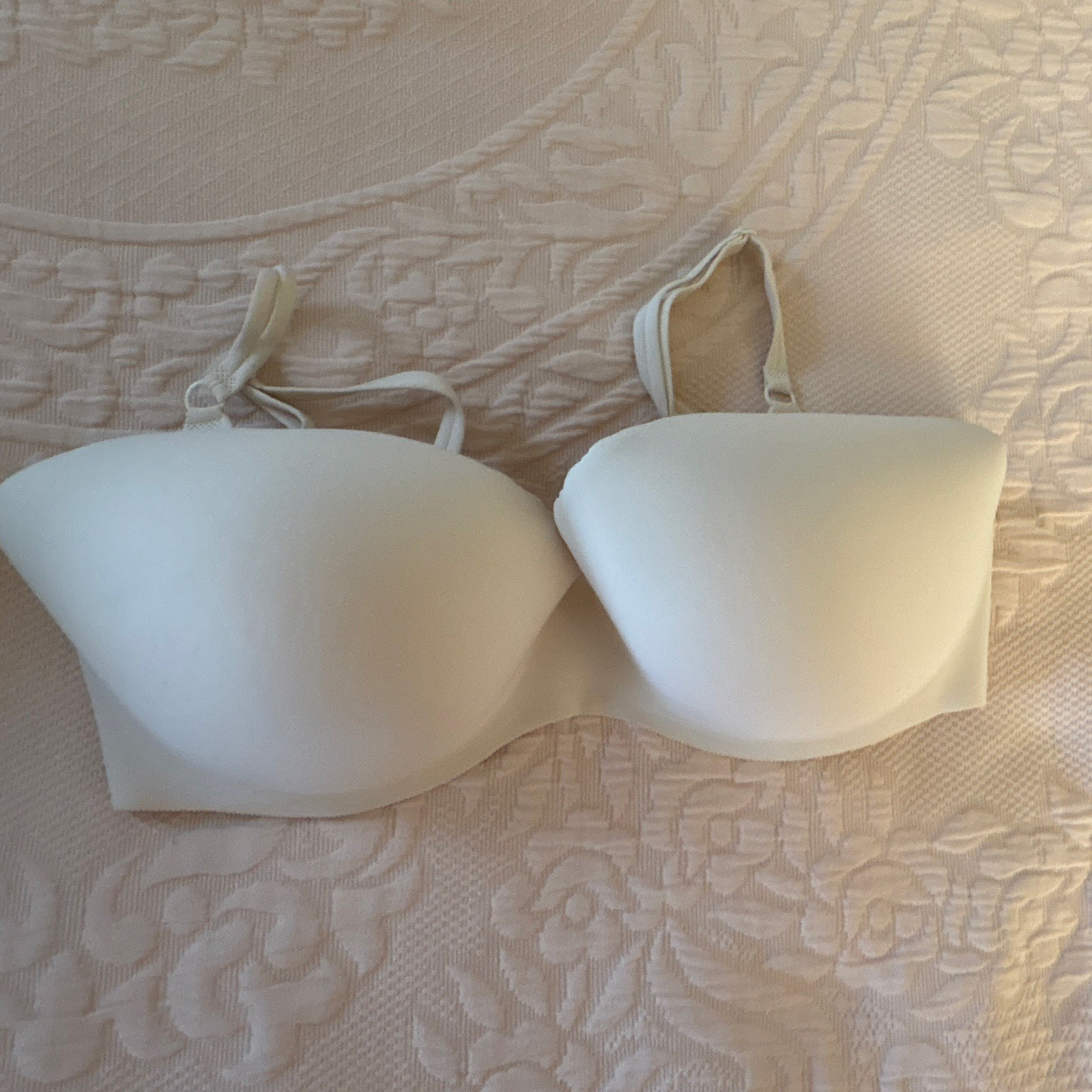 Victoria’s Secret Embrace 36DD off white Lined Underwire T-Shirt Bra