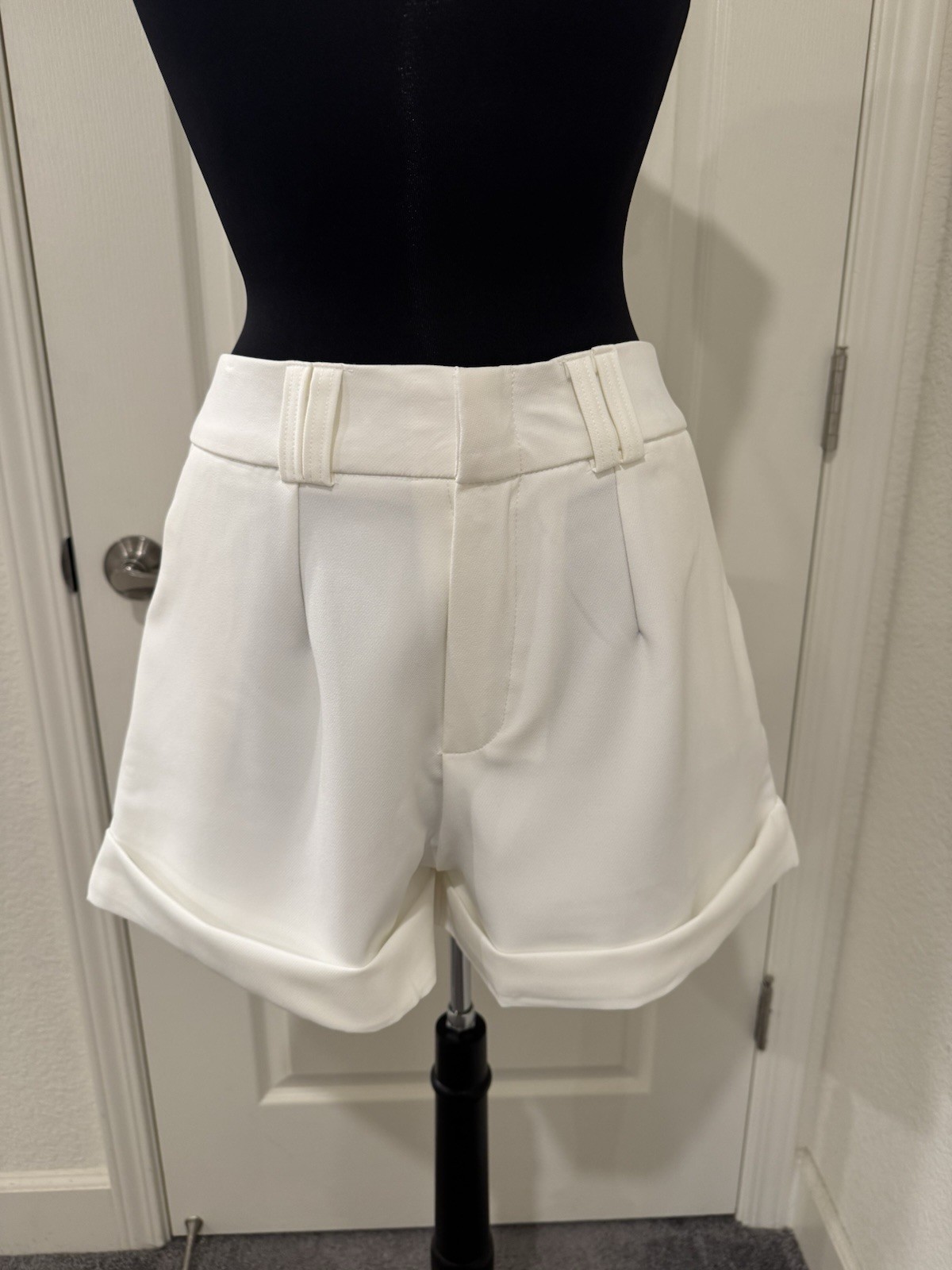 Shanaa BKK White Shorts L 32in Flat Front Cuffed Pockets 2 side pockets