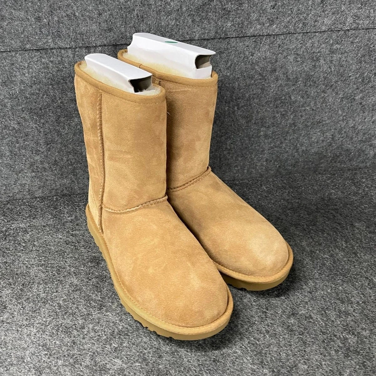 UGG Classic Short II Boot Women’s Size 6 Chestnut 1016223 New in Box