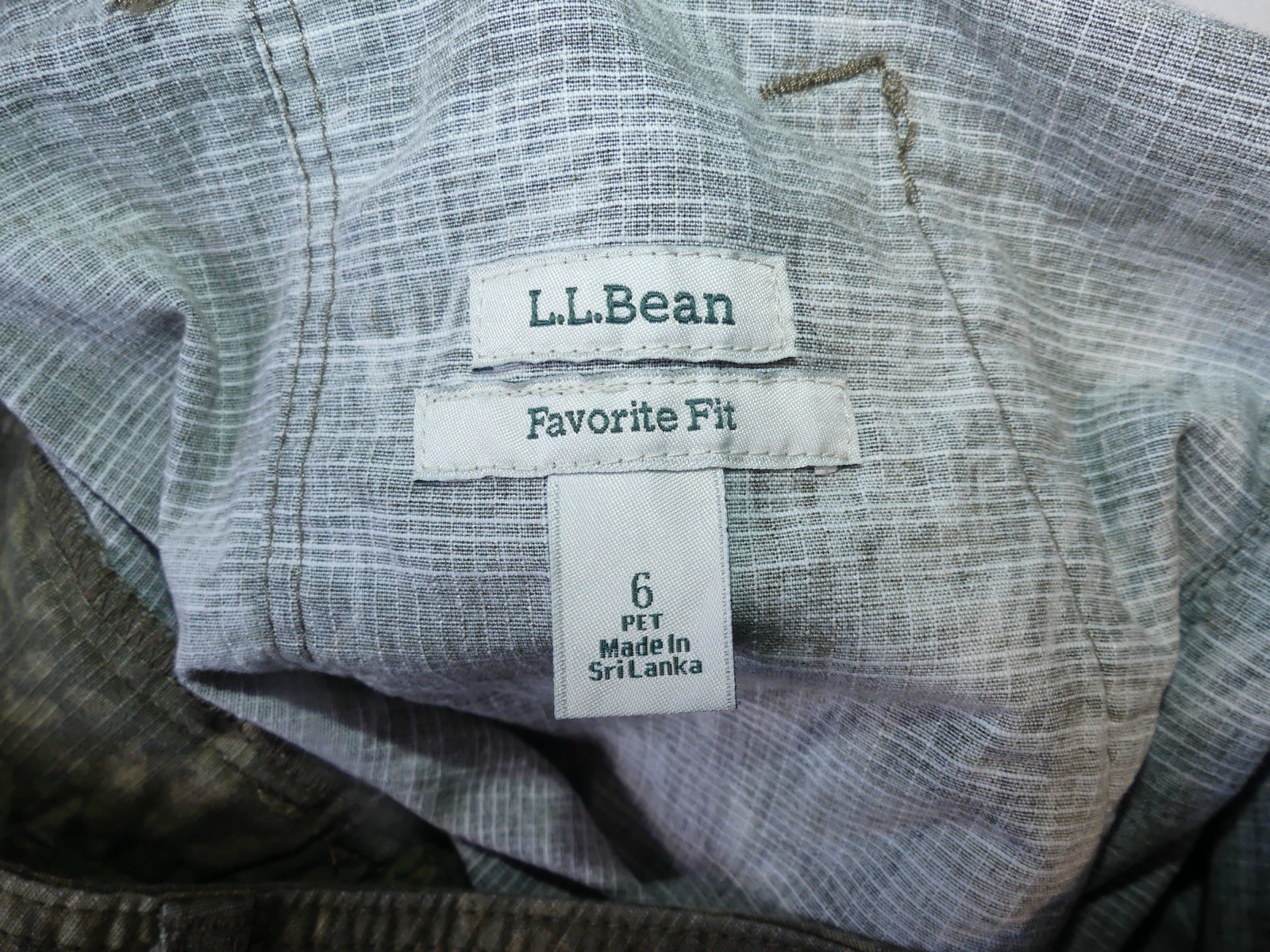 L.L.Bean green cargo skirt with leaf pattern. Size: 6 with pockets and zipper
