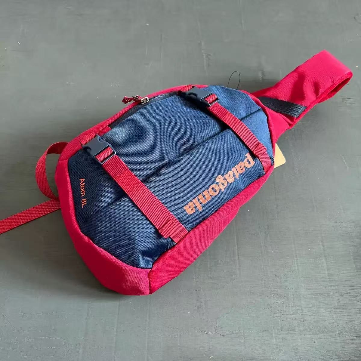 Mochila tiracolo Patagonia Atom 8L Sling bule+red