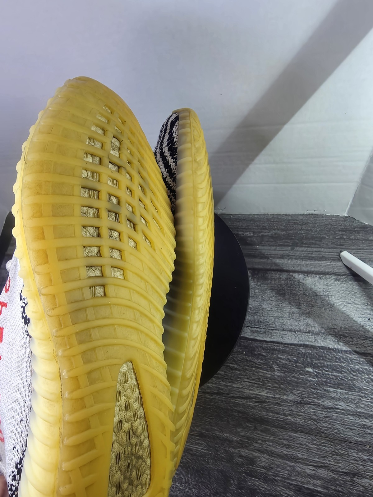 Size 10.5 – adidas Yeezy Boost 350 V2 Low Zebra