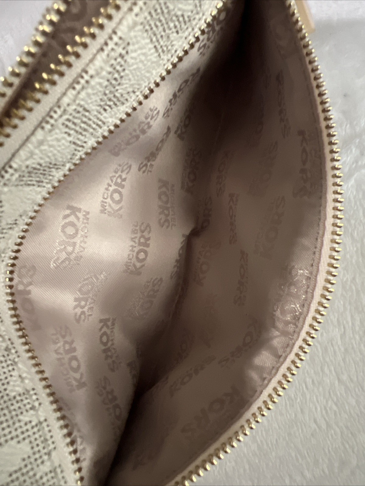 MICHAEL KORS JET SET MK LOGO TOP ZIP VANILLA WRISTLET PURSE