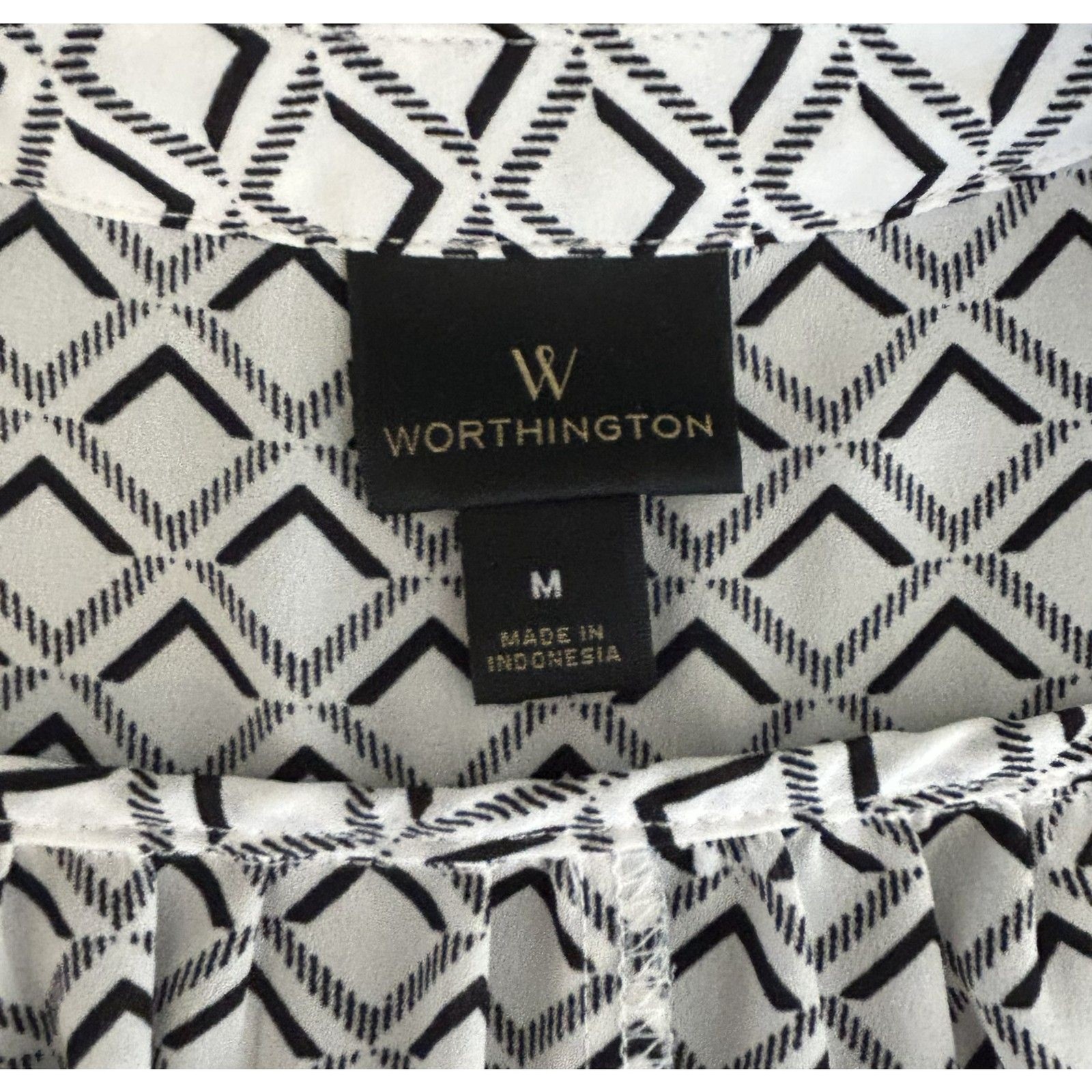 Worthington Short Sleeve Geometric Blouse. Size Medium.