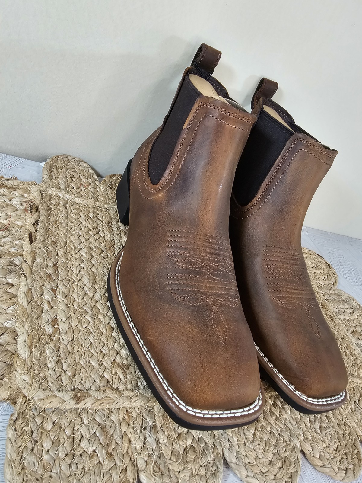 Ariat Booker Ultra Chelsea Western Boots – Distressed Tan – Size 10 – Brand New