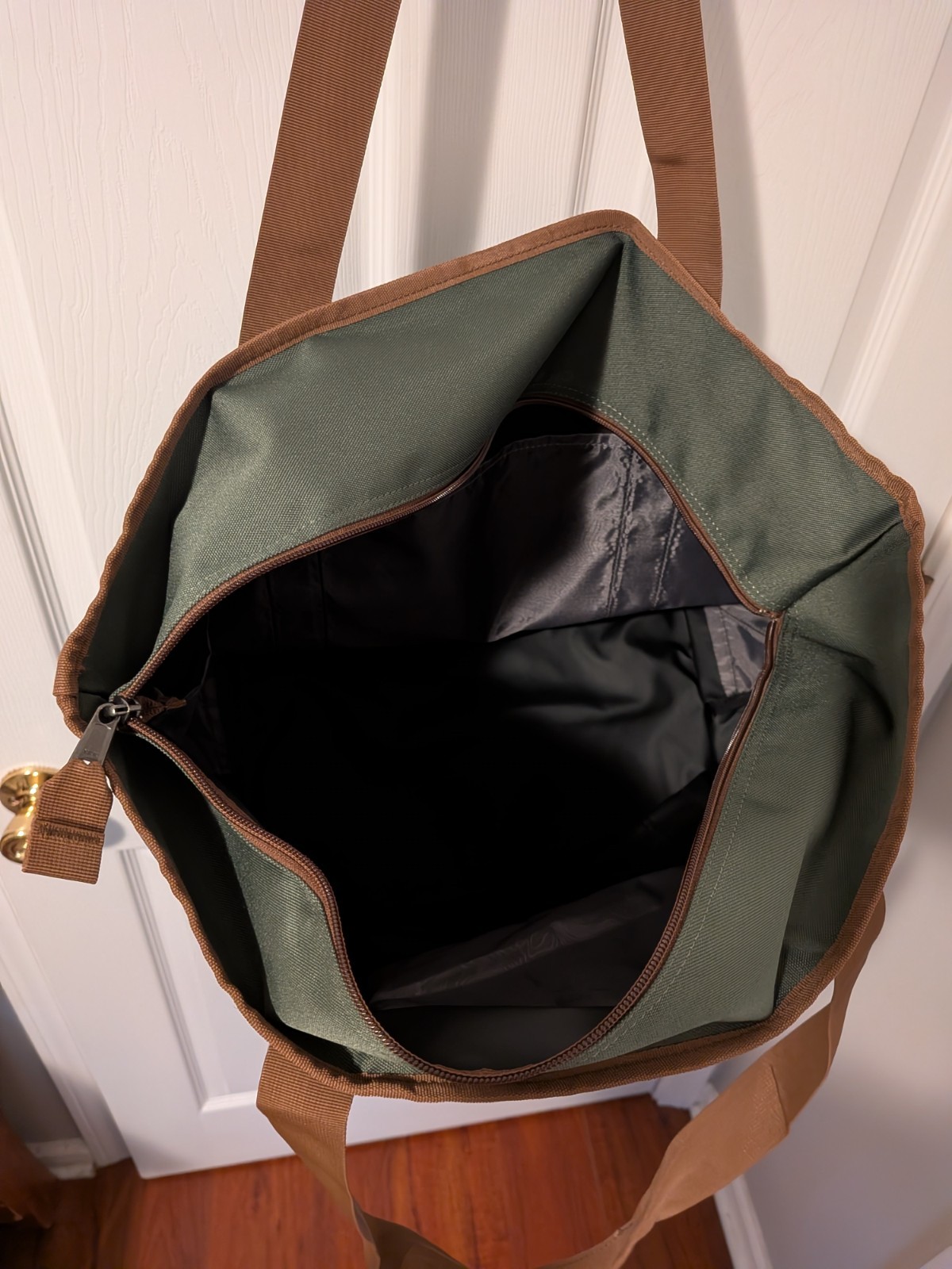 New Orvis Adventure tote Juniper Green Beach Bag Zipper Top Wipe Clean Poly
