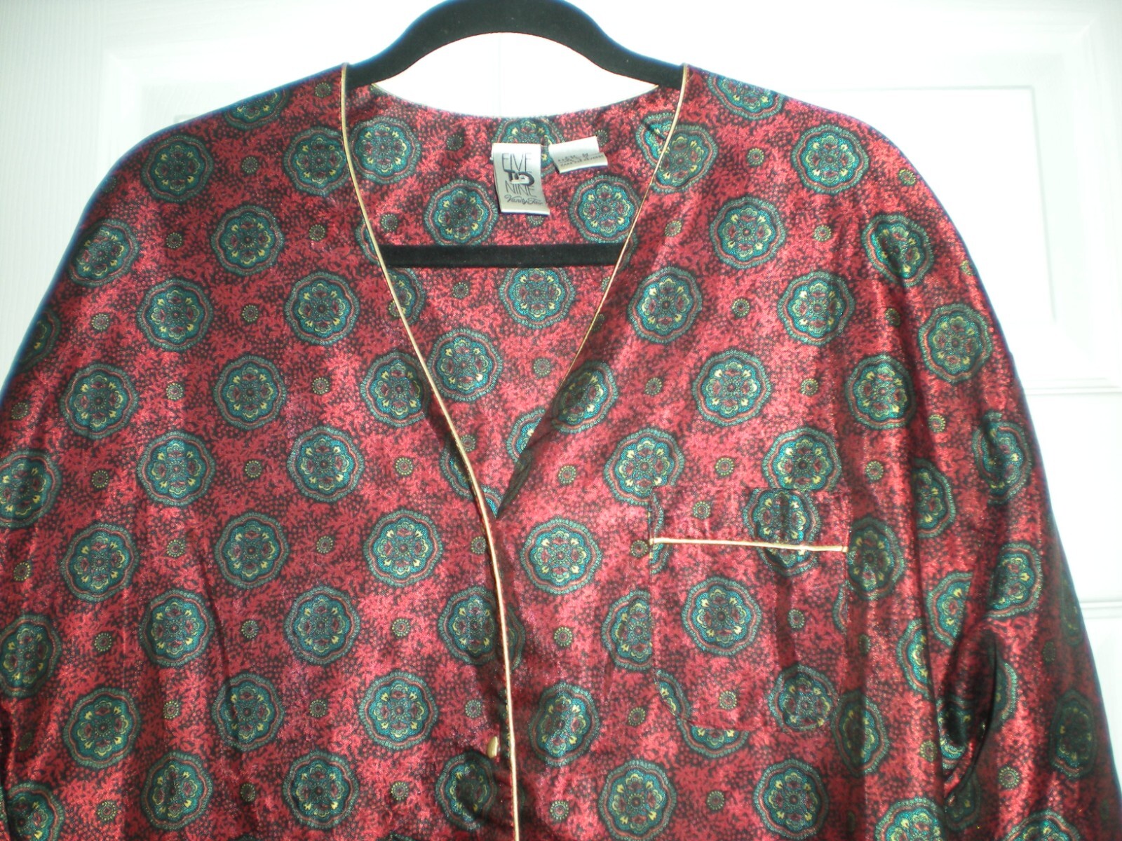 VANITY FAIR FIVE TO NINE SILKY NIGHT SHIRT – SIZE M – NWOT