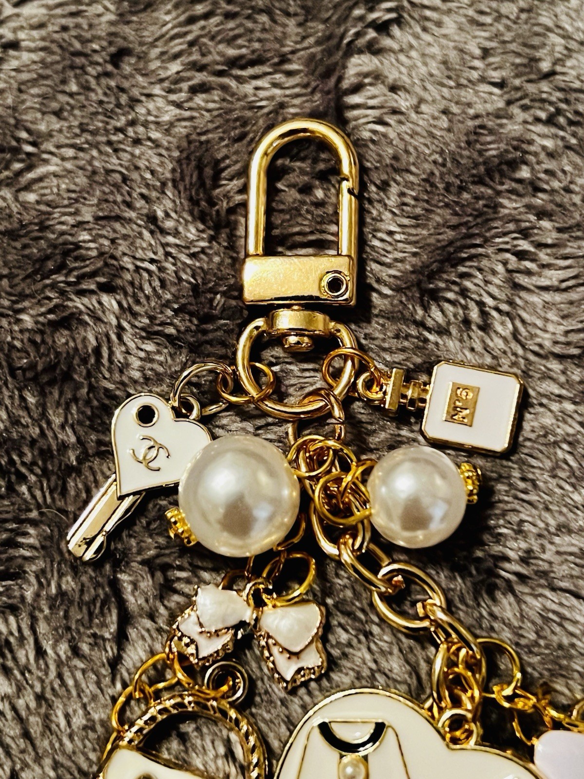 🎀🛍️Chanel Gold White Logo Bow & Bag Pearl Rhinestone Charm Keychain🛍️🎀