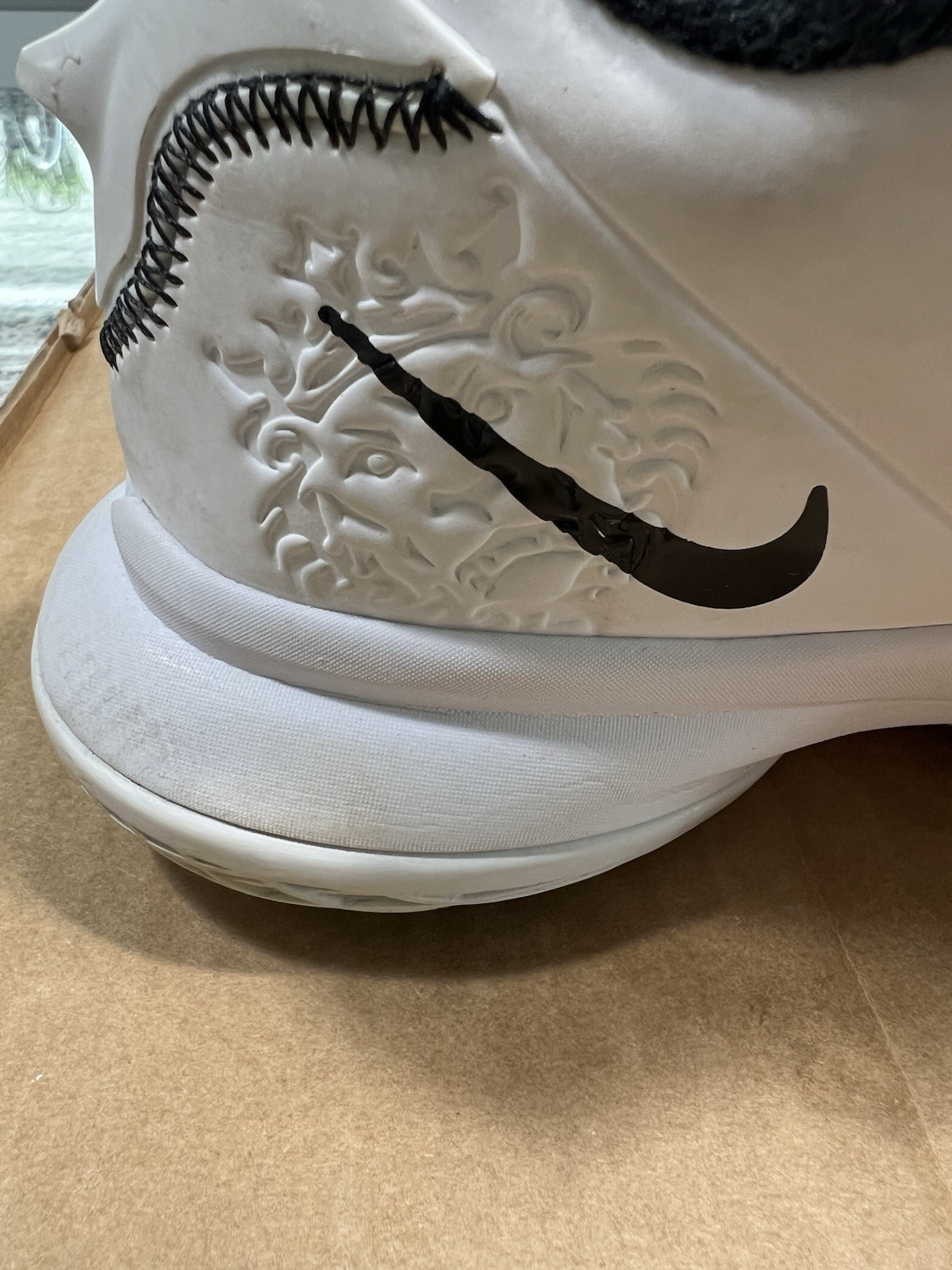 nike lebron James Men size 9 Whiteness 5 White Black Shoes Pre-Owned