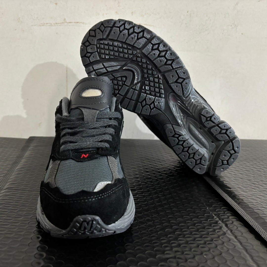 Men US 9.5 New Balance 2002R Black Grey Athletic Running Sneakers – NO BOX