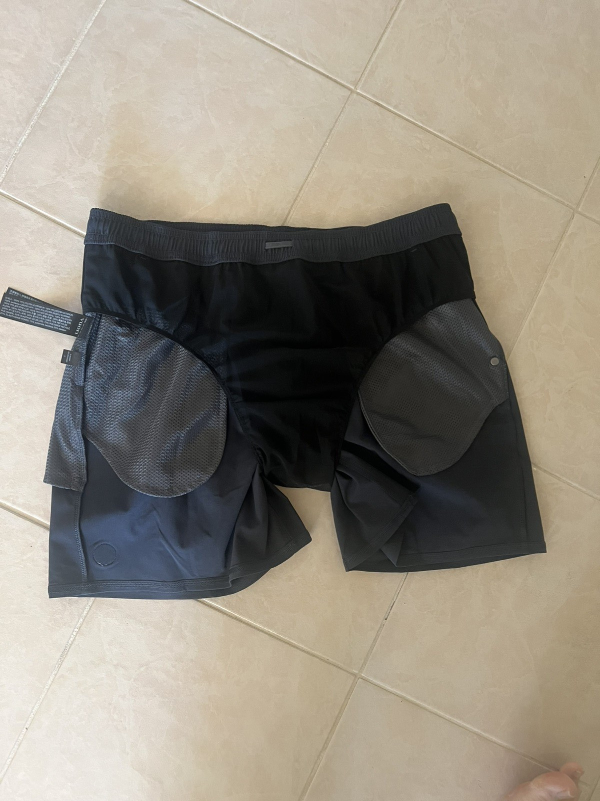 NEW Vuori Maverick Volley Short 6″ Inseam Lined Black Men’s Large L V3087
