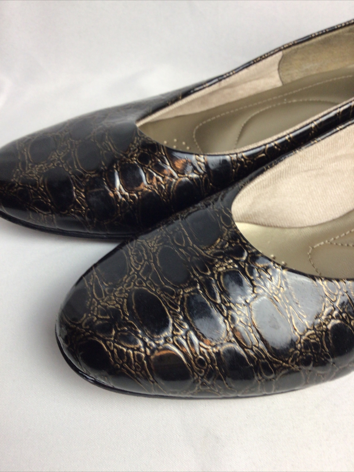 Soft Style Hush Puppies Gold Low Heel Shoes Patent Faux Leather Womens Size 9M