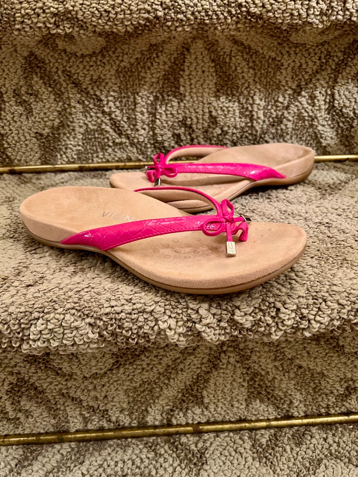 NWOB Women’s Vionic Bella II Magenta Pink Thong Sandals Flip Flops US Size 7