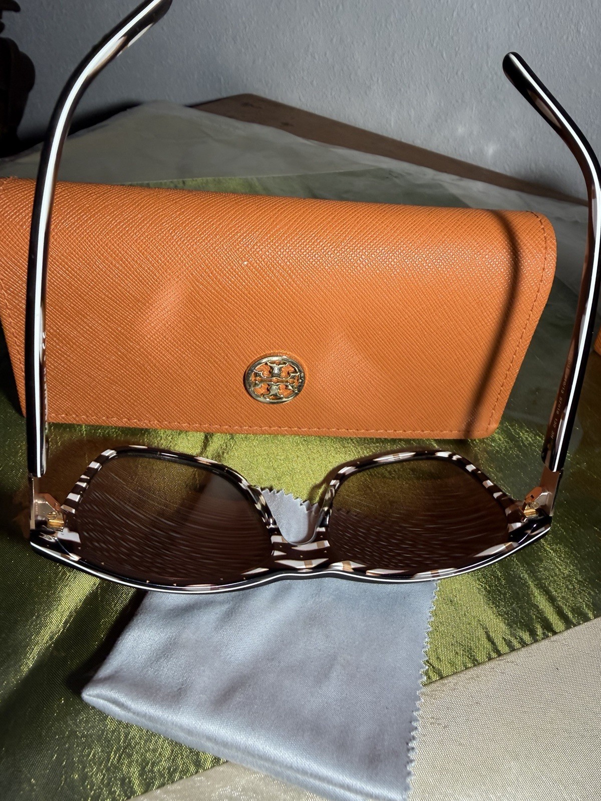 Tory Burch TY7031 Rectangle Sunglasses Black Plastic Frame Brown Gradient UV400