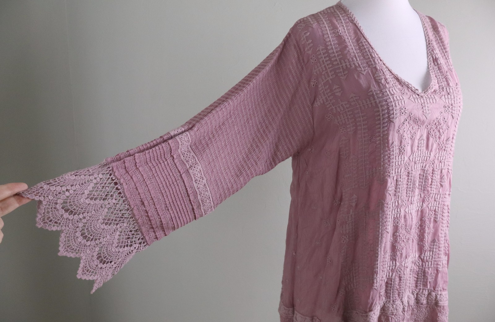 JOHNNY WAS $298 Mauve Embroidered Eyelet V-Neck Lace Blouse Top Size Small