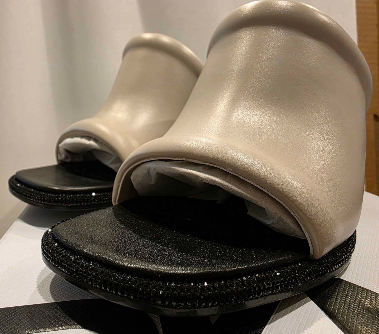 DKNY Women’s Reading Evening Heeled Sandal Mule – Soft White – New In Box